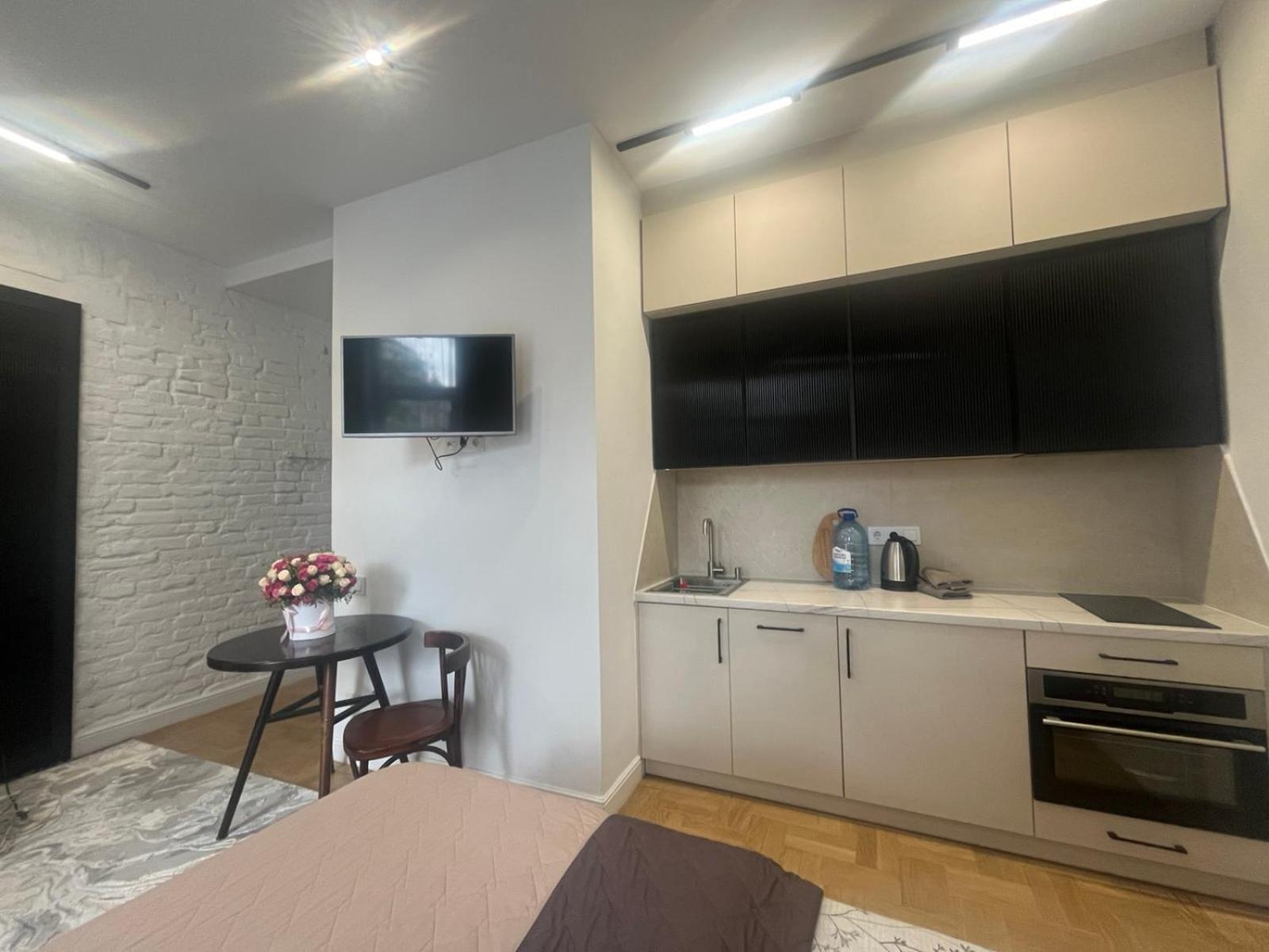 לבוב Favorit Apartments 1 Кім Безкоштовна Парковка Центр З Балконом Не Далеко Від Ж Д Вокзалу Звітні Документи מראה חיצוני תמונה